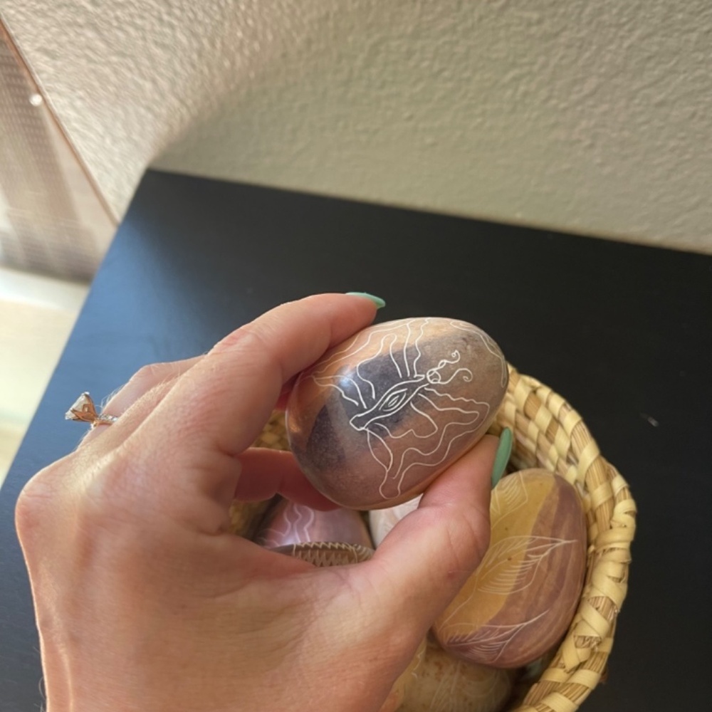 Set of 6 Soapstone Eggs Hand Carved Made in Kenya and Basket - Picture 6 of 8